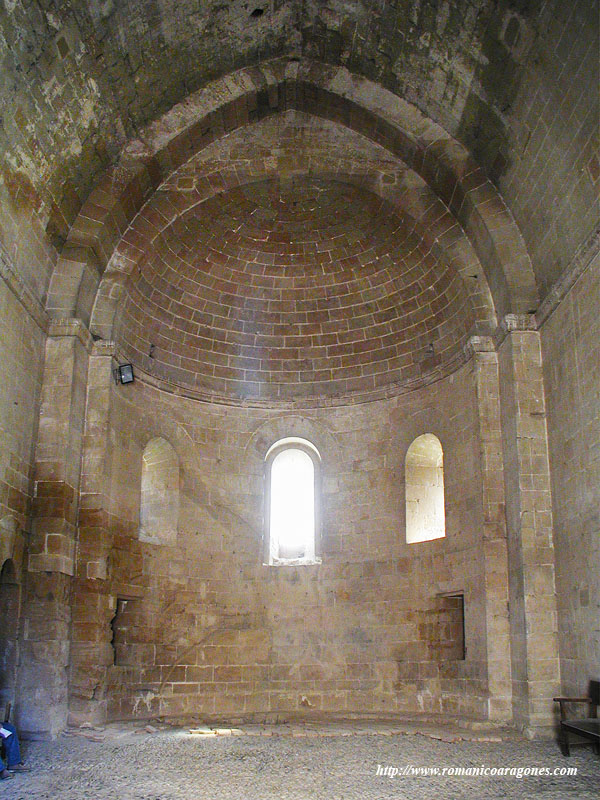 INTERIOR DEL TEMPLO HACIA LA CABECERA